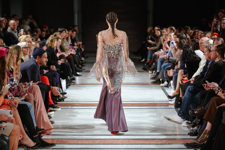 Neben superweite Hosen und zarten, durchsichtigen Oberteilen und kräftig aufgeputzte Korsagen sah man auch Ausbrennersamt für schlichte Kleider und Satin mit samtigen Finish bei Marina Hoermanseder (Foto Stefan Kraul)