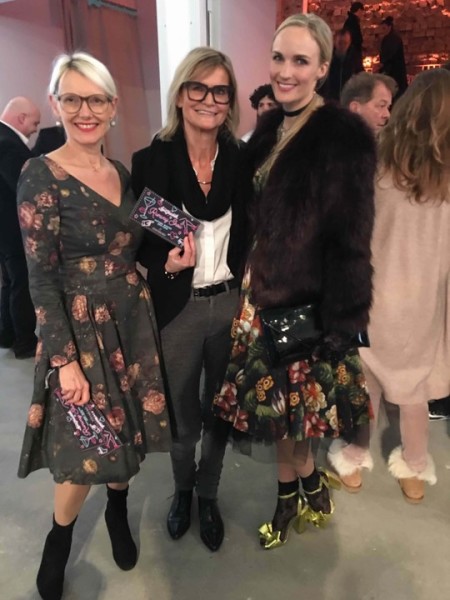 Roselinde Friedrich, MK Fashion Magazine, Journalistin und Bloggerin Hedi Grager und Model, Moderatorin und Fitness-Trainerin Patricia Kaiser auf dem Weg zur Show von Lena Hoschek (Foto MK Fashion Magazine)