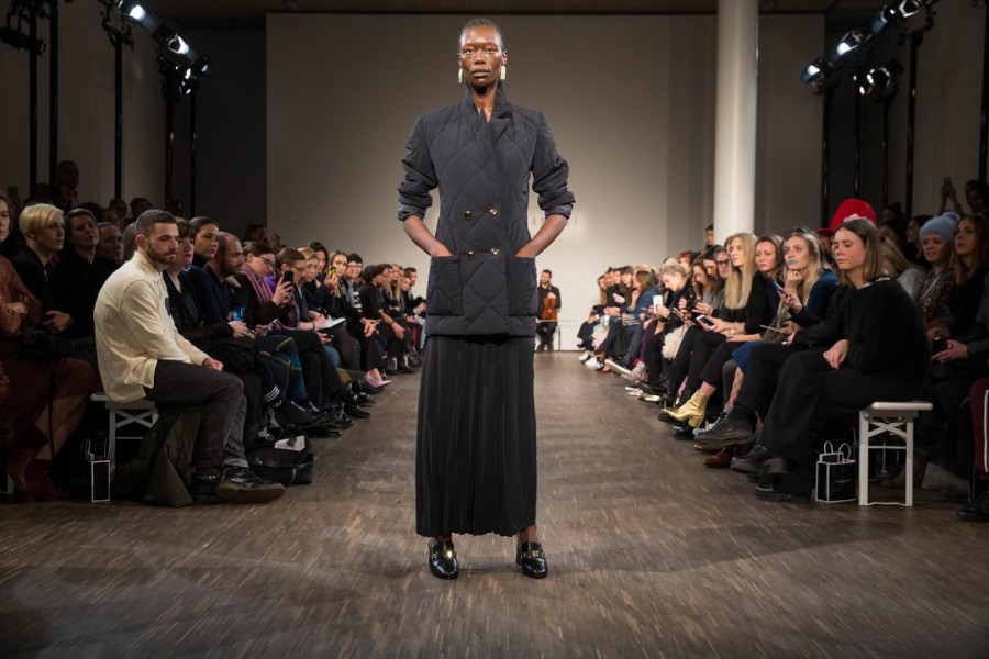 Designerin Julia Leifert beschäftigt sich in dieser Kollektion mit der Würdigung des Handwerkes als zentrales Element in der Mode (Foto Bon Parinya Wongwannawat)