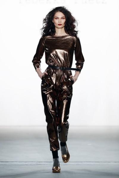 Model Alina Tatsiy läuft für Designerin Rebekka Ruetz (Photo by Peter Michael Dills/Getty Images)