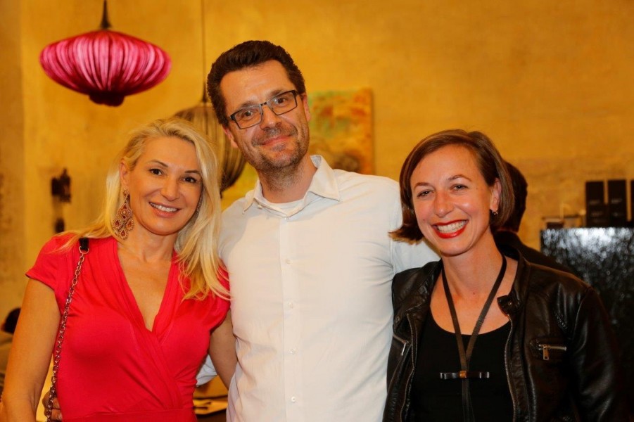 Auch Beauty-Ärztin Ingrid Hörmann (li) besuchte die Ausstellung beim Interieur-Spezialisten Udo Gangl (Foto Manfred Lach)