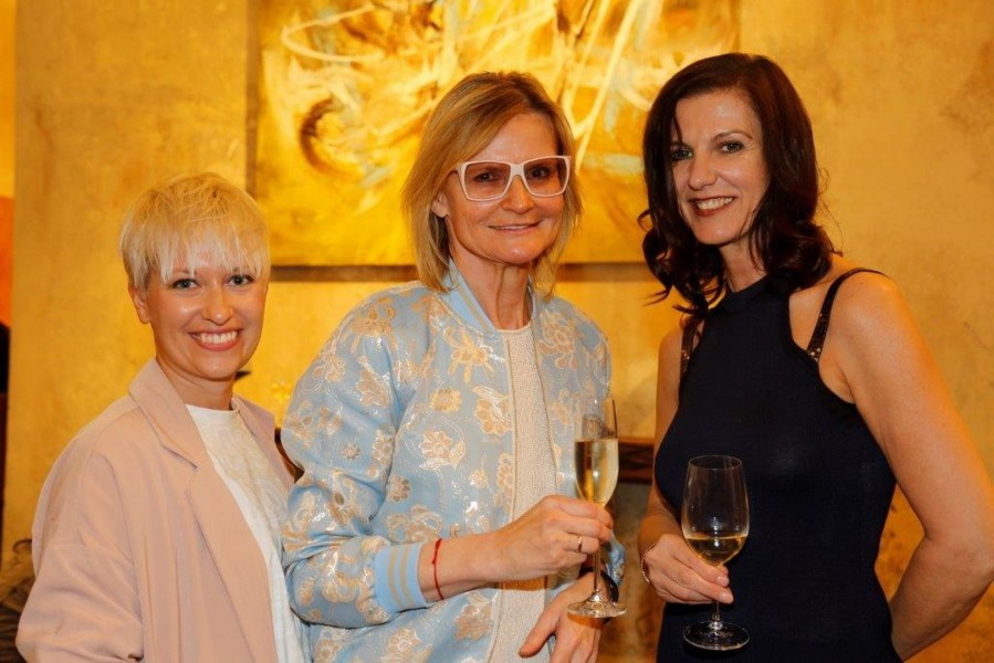 Journalistin/Autorin Tina Veit-Fuchs und Journalistin/Bloggerin Hedi Grager bei der Vernissage Femmes choc bei Gangl Interieur, hier mit Malerin Asma Eva Kocjan (Foto Manfred Lach)