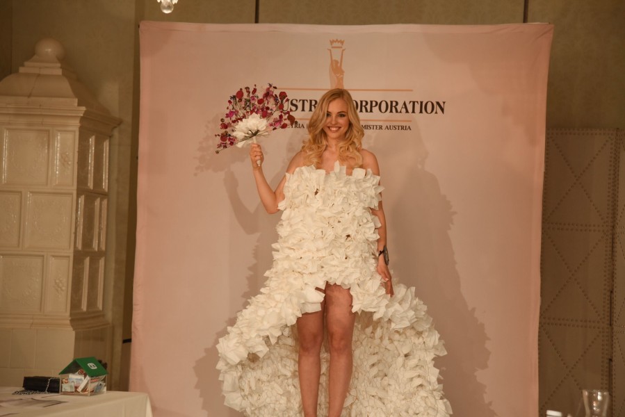 Magdalena Leitner hier in einem der "Hochzeitskleider“, die das CHT-Graz Duo Arno Körbler und Stefan Krar eigens für die Miss Styria Wahl 2017 aus Küchenrollenpapier designten (Foto MAC/Conny Pail)