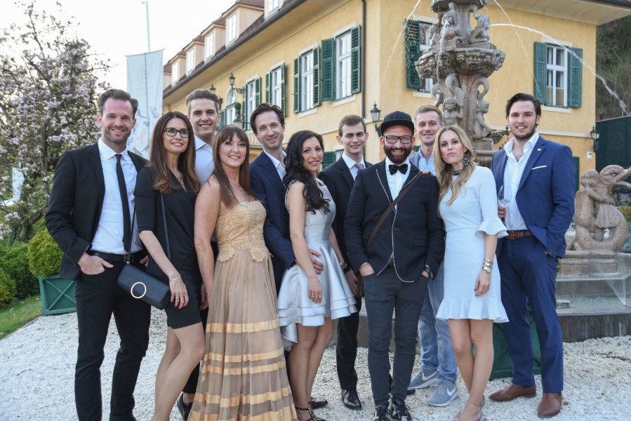 In der prominent besetzen Jury: Rene Koch, Gabi Leger, Philipp Knefz, Gunther und Corinna Arco, Philipp Edelsbrunner, Dieter Ferschinger, Hagen Burkert, Kerstin Zacharias und Christopher Glatz. Davor im 'goldigen' Kleid Mit-Organisatorin Sylvia Baumhackl (Foto MAC/Conny Pail)