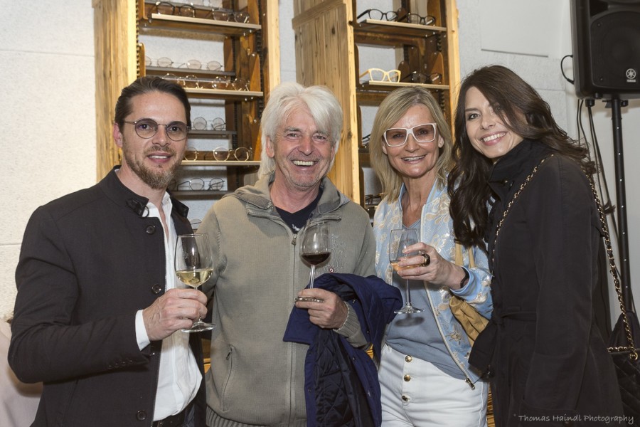 BrillenQuartier-'Boss' Christian Potisk, Autor Reinhard Sudy, Journalistin und Bloggerin Hedi Grager und Künstlerin Magdalena Tabeau genossen die Luxury Shopping Night bei einem guten Gläschen von der Bar Albert (Foto Thomas Haindl)
