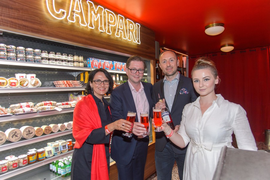 Eröffnung der Bar Campari im 'Brötchen' Frankowitsch in Graz:  Geschäftsführerin Campari Austria Simone Edler, Architekt Gerd Zehetner, 'Hausherr' Stefan Heissenberger und Designerin Laura Karasinski (Foto Andreas Tischler)