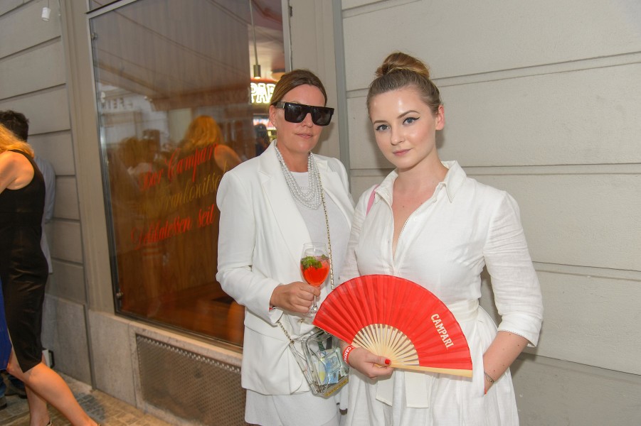 Katharina Schlager, Andy Wolf Eyewear, kam mit trendiger transparenter Tasche zur Eröffnung der Bar Campari im Frankowitsch, hier mit Designerin Laura Karasinski (Foto Andreas Tischler)