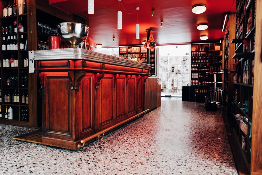 Seit über 80 Jahren wartet der Delikatessenladen mit kulinarischen Innovationen auf. Mit der BAR CAMPARI steht nun ein weiterer Höhepunkt in der Geschichte auf dem Programm (Foto Laura Karasinski)