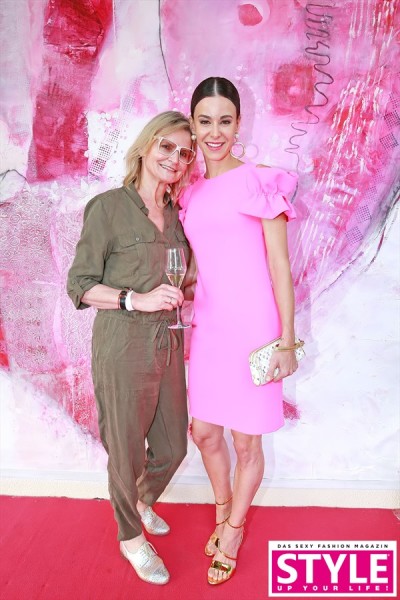 Topmodel und Schauspielerin Kerstin Lechner in einem pinken Kleid von "The Fashion Deli - Sterngasse 4. Hier mit Journalistin und Bloggerin Hedi Grager (Fotos Michaela Scheurer Philipp Enders)