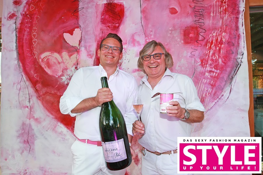 Rainer Ogrinigg, Direktor vom Gut Pössnitzberg, und Topwinzer Walter Polz begrüßten die Gäste ihrer PINK&WHITE Party herzlich (Fotos Michaela Scheurer Philipp Enders) 