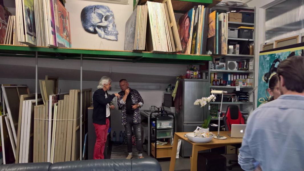 Autor Reinhard Sudy im Gespräch mit dem unglaublich kreativen Künstler und Freund Werner Stadler inmitten seiner wunderbaren Bilder (Foto Hedi Grager)