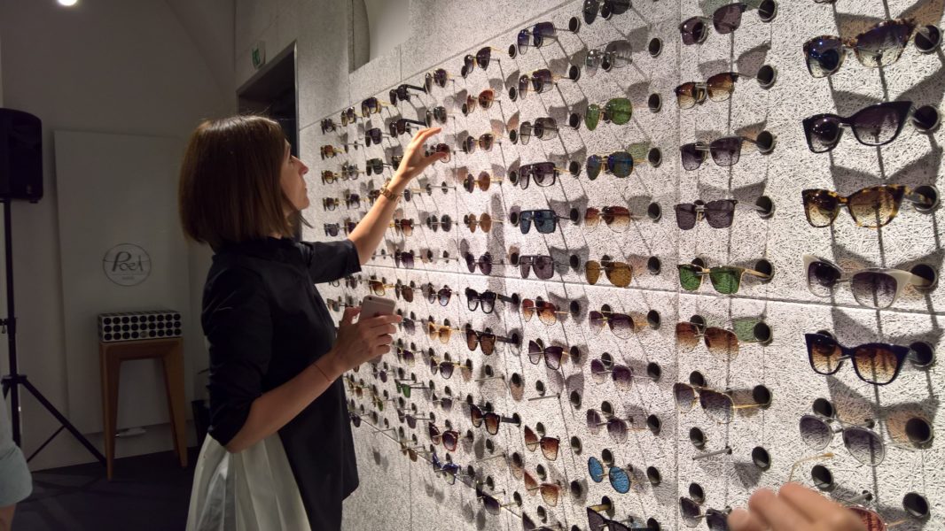 Claudia List, PILATUS Fashion, sucht für sich die perfekte Brille von DITA Eyewear (Foto Hedi Grager)