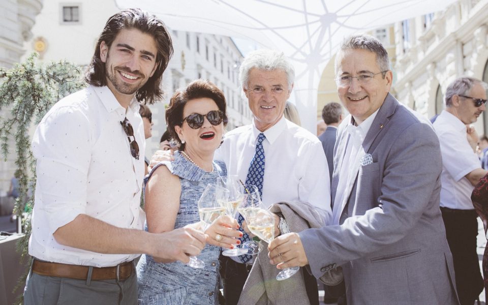 Auf die Eröffnung des Cuisino Gastgartens stieß Casino-Direktor Andreas Sauseng mit Swen und Charly Temmel sowie Genusshauptstadt-Obfrau&nbsp;Waltraud Hutter gerne an (Foto Casinos Austria/Marija Kanizaj)