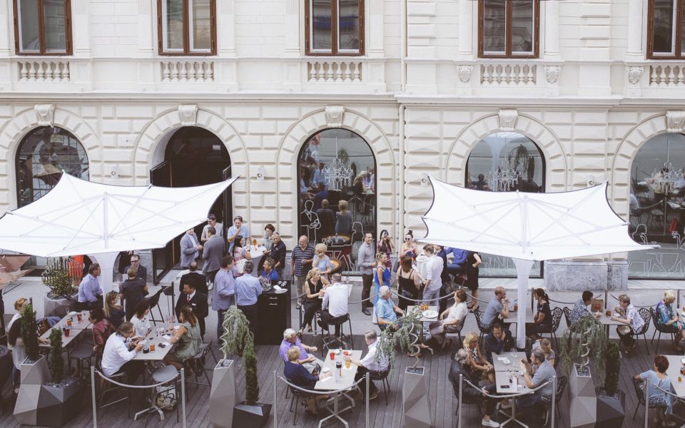 Casino Graz: Der Gastgarten des Cuisino ist eröffnet - und das sieben Tage die Woche (Foto Casinos Austria/Marija Kanizaj)