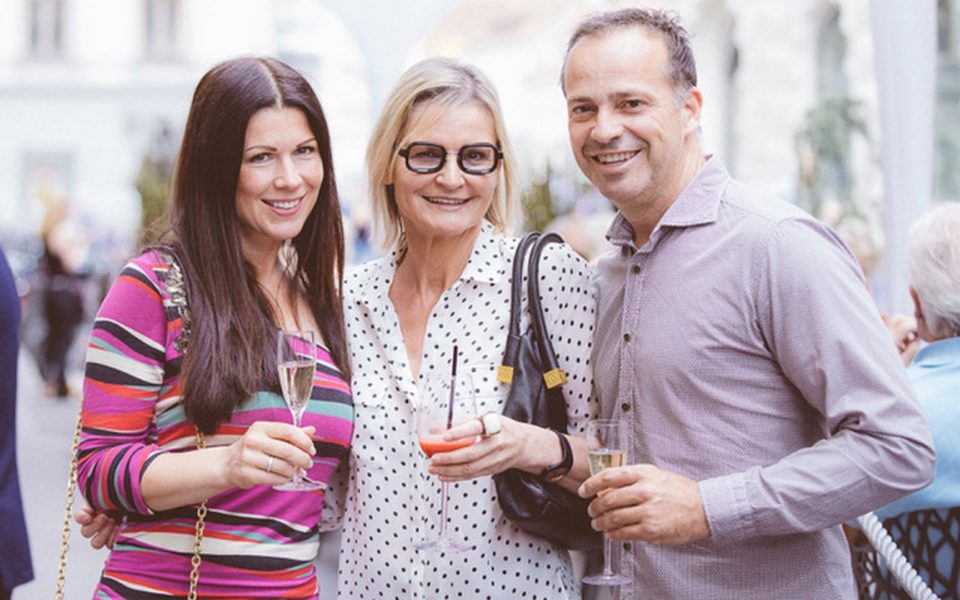 Das erfolgreiche Gastro-Paar und 'Casino-Nachbarn' Judith und Gerald Schwarz sowie Journalistin und Bloggerin Hedi Grager ließen sich die Eröffnung des Gastgartens des Casinos Graz auch nicht entgehen (Casinos Austria/Marija Kanizaj)