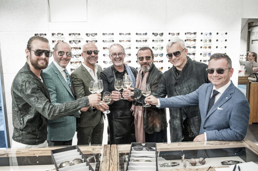 Ein verdienter Schluck von Albert Kriwetz für die 'Gentlemen', die die neue Brillenkollektion von DITA und Fashion von PILATUS präsentierten (Foto Philipp Podesser)
