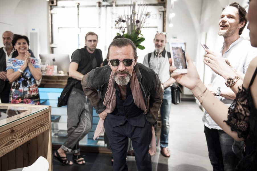 'Mister Pilatus' Roland Supper zeigt individuelle Fashion bei der Gentlemen-Night im Grazer BrillenQuartier (Foto Philipp Podesser)