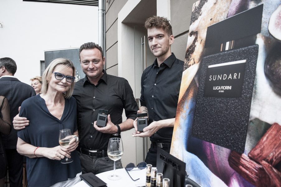 Für den perfekten Duft zum Outfit von PILATUS sorgten Joachim Wohlfarth und Lukas Steinwender von Luca Fiorini - hier mit Journalistin und Bloggerin Hedi Grager (Foto Philipp Podesser)