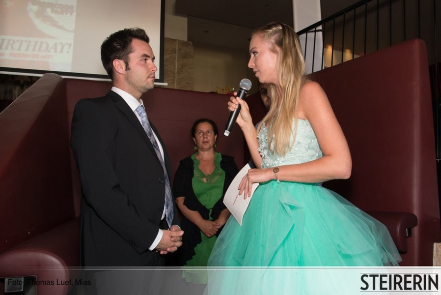 Moderatorin Nadine Friedrich führte durch den Abend, hier im Interview mit Charity-Mann Marcel Resch (Foto Thomas Luef)