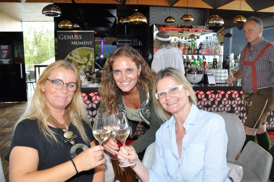 Gastronomin Beatrix Drennig, Marketing-Lady Christina Dow und Journalistin und Bloggerin Hedi Grager genießen den 'neuen' Gelben Muskateller von Entertainer Peter Kraus (Foto Reinhard Sudy) 