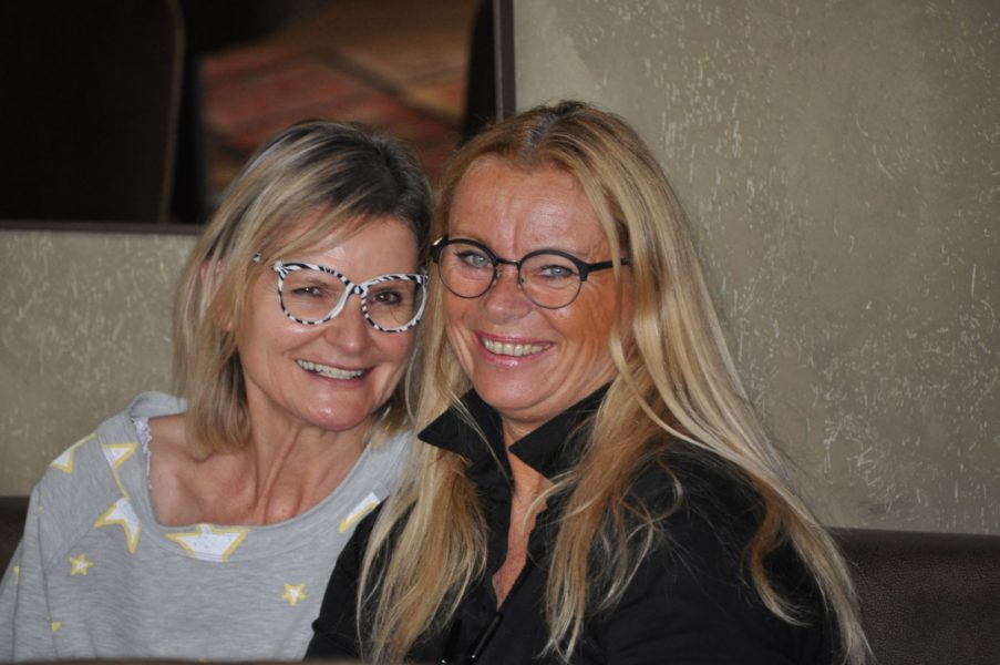 Immer Zeit für ein kurzes Plauscherl: Hedi Grager und Trixi Drennig (Foto Reinhard Sudy)