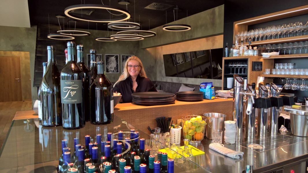 Moderne Architektur trifft rustikalen Charme - Gastgeberin Trixi, wie sie von Freunden liebevoll genannt wird, erfüllt gerne die Wünsche ihrer Gäste (Foto Hedi Grager)