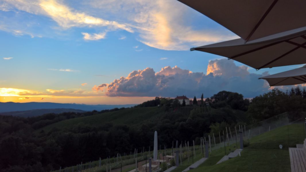 Auf keinen Fall versäumen: den wunderbaren Sonnenuntergang von der Terrasse des neuen Kogel 3 (Foto Hedi Grager)