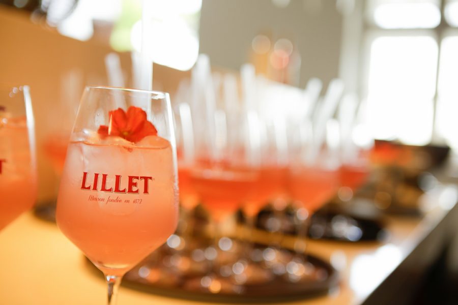 Zubereitung: Eis in ein Rührglas geben und&nbsp; alle Zutaten gut auf Eis rühren.&nbsp;Danach den Drink in ein mit Eis gefülltes Glas abseihen und mit einer Essblume dekorieren (Foto Sarah Raiser)