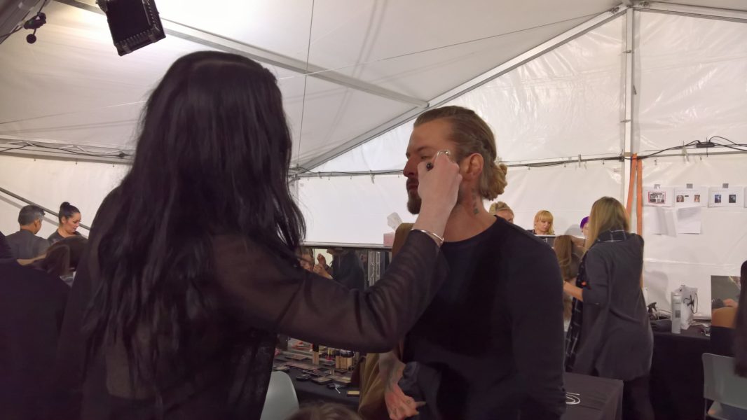 Christoph Tauber-Romieri, Model und Freund von Martina Mueller-Callisti, wird backstage noch für seinen Auftritt geschminkt (Foto Hedi Grager) 