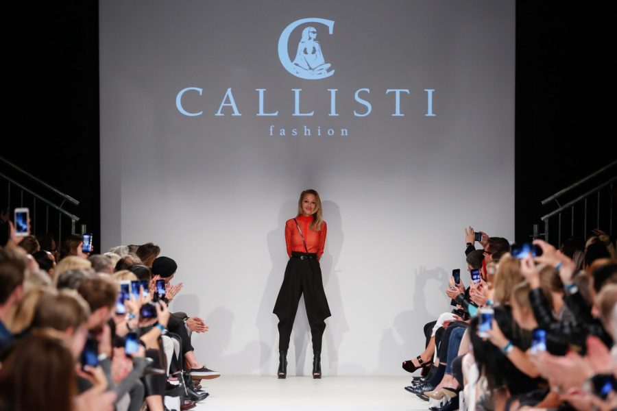 "Wie vereint man Charisma mit Eleganz?” war eine Frage, die sich Martina Mueller-Callisti oft beim Entwerfen Ihrer Kollektionen stellte und immer klarer werdend stand eines Tages die Antwort fest:&nbsp;„Durch Schönheit, die selbstbewusst weiblich auftritt!” (Foto Thomas Lerch)