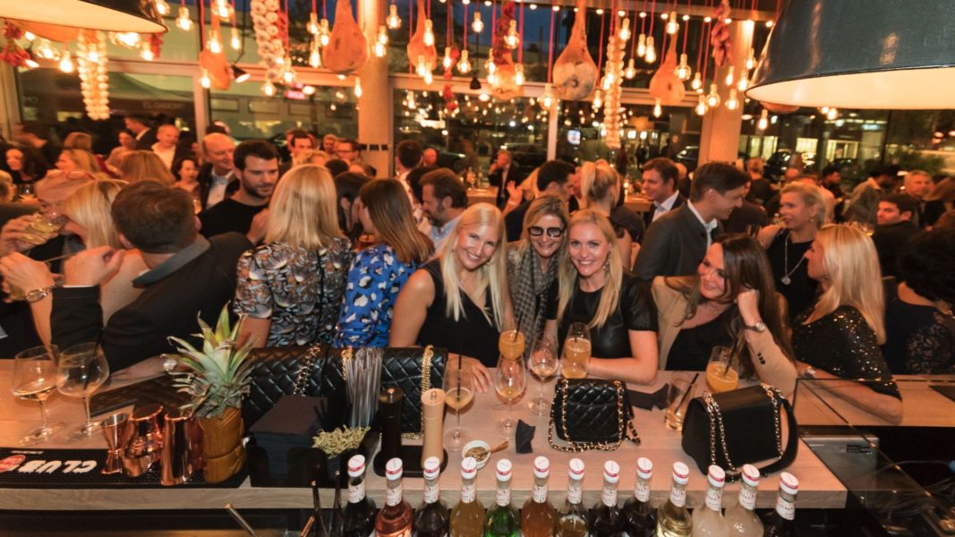 Viel Spaß bei der Eröffnung hatten auch Herti Grossauer-Widakovich und Journalistin und Bloggerin Hedi Grager (Mitte) (Foto Werner Krug)