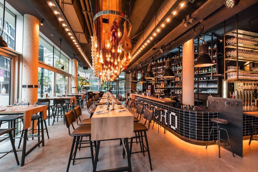 Architektonisch ist das el Gaucho eine gute Mischung aus viel Holz, Stahl und Naturmaterialien - und einigen neuen Designelementen. Die Küchenbereiche sind transparent und offengehalten. Im Erdgeschoss bieten vorwiegend Hochtische mit gemütlichen Sesseln bequem Platz. Hier begeistert auch die Cocktailbar mit einem doppelstöckigen Weinregal im Industrial-Design die Besucher (Foto Werner Krug)