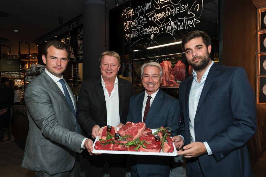 Das neue el Gaucho der erfolgreichen steirischen Gastronomenfamilie Grossauer ist im neuen Büro- und Einkaufszentrum „Post am Rochus“, das mit Ende 2017 auch das Headquarter der Post AG sein wird, untergebracht. Michael Grossauer, Franz Grossauer, Vorstandsvorsitzender der Österreichischen Post AG Georg Pölzl und el Gaucho Geschäftsführer Peter Kazianschütz (Foto Werner Krug)