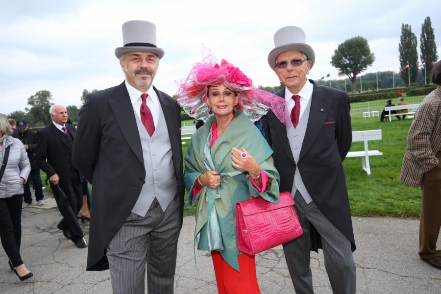 Veranstalter von Vienna Ascot ist der Österreichische Gastwirteverband - Landesgruppe Wien. Gkfm. Ferdinand Bauer: "Unser Anliegen war es, die wunderbare Tradition der Galopprennen in Wien, die wir noch aus unserer Kindheit kennen, wieder auf der Freudenauer Bahn stattfinden zu lassen. Es ist ein Event für die ganze Familie, das wir hier geschaffen haben.“ Im Bild Ferdinand Bauer und Walter Dreier mit Edith Leyrer (Foto Moni Fellner)