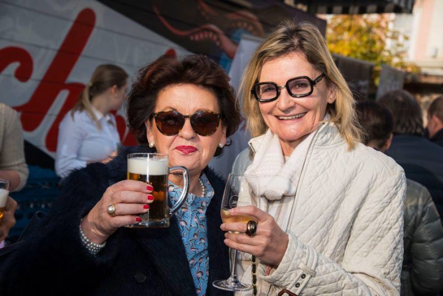 GenussHauptstadt Graz-Chefin Waltraud Hutter und Journalistin und Bloggerin Hedi Grager genossen die herrlichen Schmankerln bei der Präsentation des Schlossberg-Magazins in der 'Genießerei' (Foto Werner Krug)
