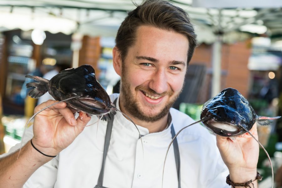 Gastgeber der Genießerei ist der ehemalige „Junge Wilde“ Spitzenkoch Walter Triebl: „Wir servieren moderne, kreative Marktküche und kochen, was der Kaiser-Josef-Markt gerade hergibt." (Foto Werner Krug) 