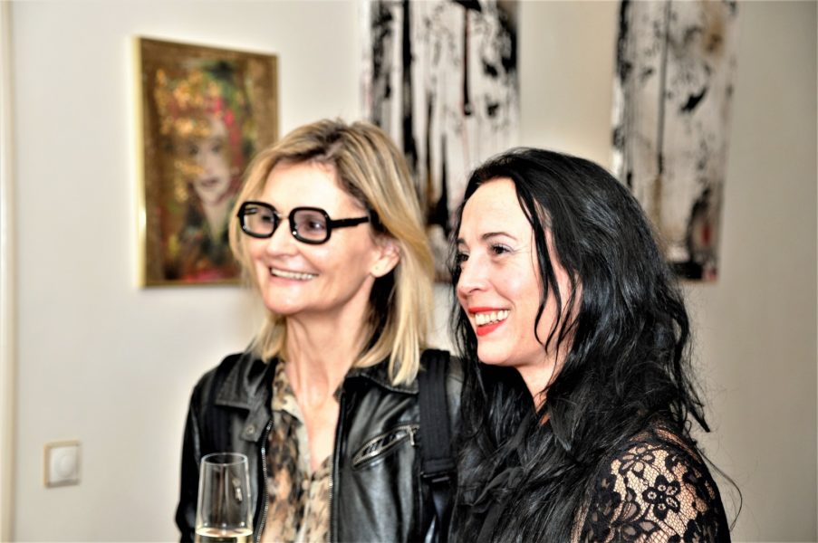 Kim Lone widmet sich jetzt vor allem ihrer Malerei - hier mit Journalistin und Bloggerin Hedi Grager (Foto Reinhard Sudy)