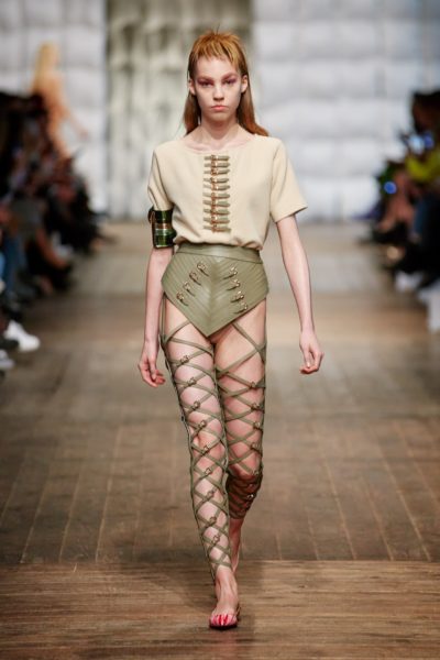 Marina Hoermanseder zeigt auf der MBFW Berlin auch Strap Pants aus dünnen Lederstriemen (Foto Stefan Kraul)