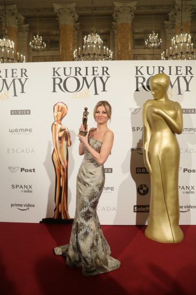 Schauspielerin Hilde Dalik durfte sich über eine ROMY® in der Kategorie „Beliebteste Schauspielerin Serie / Reihe“ freuen (Foto KURIER ROMY)