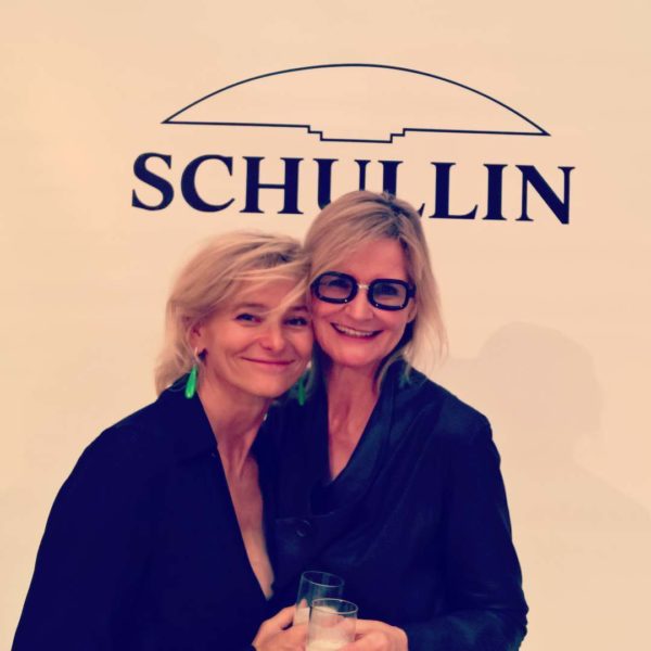 Anne Marie Legenstein-Schullin begeistert mit ihren spannenden Inszenierungen der Schmuckkollektionen. Im Bild mit Journalistin und Bloggerin Hedi Grager (Foto GEOPHO – Jorj Konstantinov Photography)