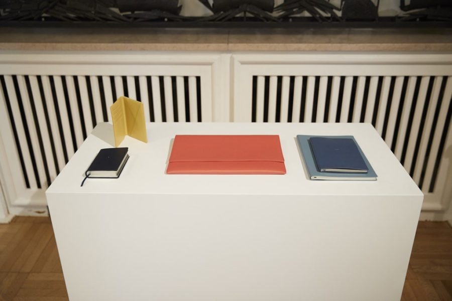 Die ebenso junge wie traditionsreiche Marke&nbsp;TREULEBEN ist mit seinen klaren und hochwertigen Lederkreationen nicht nur Teilnehmer der Gruppenausstellung, sondern Förderer dieser (Foto Getty Images für Der Berliner Salon)