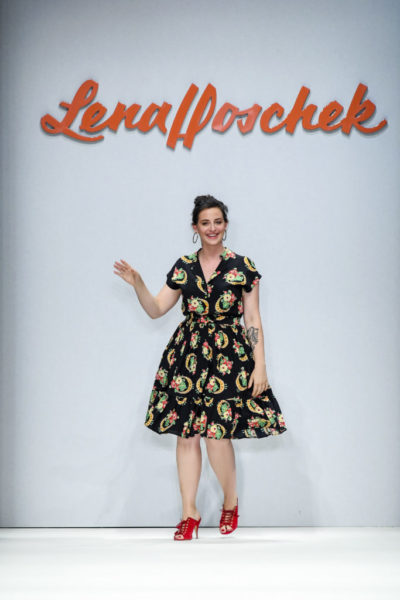 Lena Hoschek nach ihrer Show auf der Berlin Fashion Week (Foto by Stefan Knauer/Getty Images for Lena Hoschek)