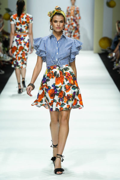 Lena Hoschek macht ihre fröhlichen Prints mit raffinierten Silhouetten alltags- und&nbsp;officetauglich (Foto by Stefan Knauer/Getty Images for Lena Hoschek)