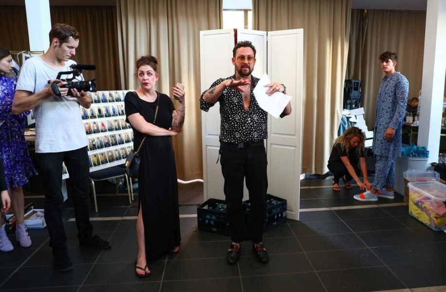 Marcel Ostertag backstage vor seiner Show im Rahmen der Fashion Week Berlin (Foto WilkPR)