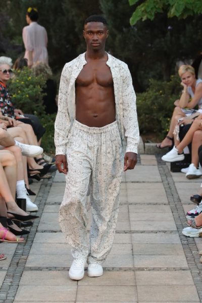 Die Capsul -Collection für&nbsp; die&nbsp; männlichen&nbsp; Musen&nbsp; an&nbsp; Marcels&nbsp; Seite&nbsp; umfasst&nbsp; zehn&nbsp;Looks,&nbsp; die&nbsp; besonders&nbsp; von&nbsp; Sommer-Kaschmir&nbsp; und&nbsp; floralen&nbsp; Prints&nbsp; beherrscht&nbsp; werden.&nbsp; Auch&nbsp; hier&nbsp; gilt&nbsp; für&nbsp; den&nbsp; Designer: alles&nbsp; MUSS „Made&nbsp; in&nbsp; Germany“&nbsp;sein. (Photo by Andreas Rentz/Getty Images for Marcel Ostertag)