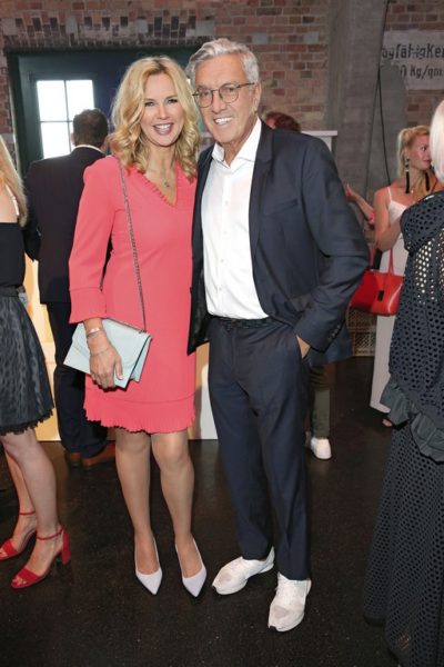 Veronica Ferres, hier mit Helmut Schlotterer, Gründer und CEO von Marc Cain: „Ich liebe die Farb- und Mustervielfalt in den Kollektionen." (Photo by Gisela Schober/Getty Images for Marc Cain)