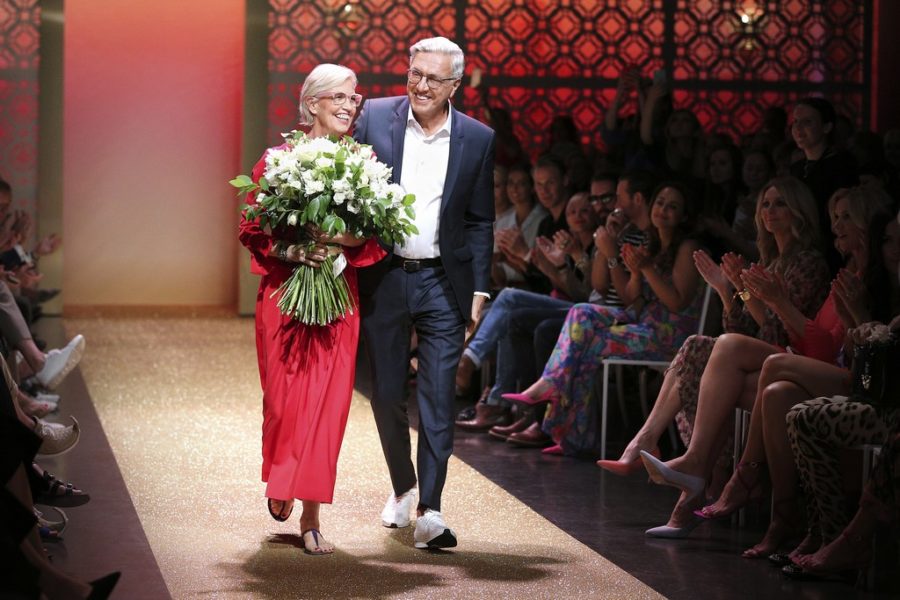 Ein sehr emotionaler Moment: Karin Veit, Chefdesignerin von Marc Cain, nimmt Abschied. Helmut Schlotterer, Founder und CEO, bedankt sich bei ihr für die langjährige Zusammenarbeit (Photo by Gisela Schober/Getty Images for Marc Cain)