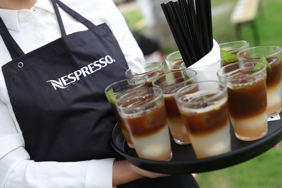 Inmitten der Szenerie des herrschaftlichen Gartens des Kronprinzenpalais lud die exklusive Nespresso Iced Coffee-Lounge zu erfrischenden „On Ice“-Kaffees ein, die speziell von Nespresso kreiert wurden (Foto Getty Images für Der Berliner Salon) 