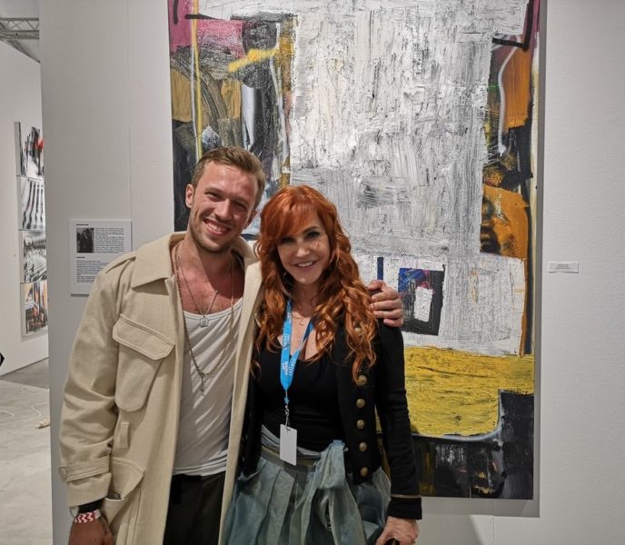 Der Künstler Alessandro Painsi mit Künstlerin und Kuratorin Leonor Anthony, The Simons Gallery, vor seinem Bild (Foto Hedi Grager)
