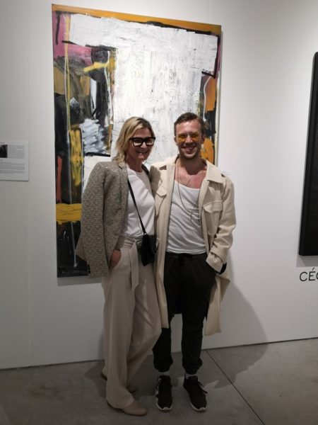 Der junge erfolgreiche Künstler Alessandro Painsi stellte in The Simons Gallery auf der Art Miami 2018 aus. Im Bild mit Journalistin und Bloggerin Hedi Grager (Foto Reinhard A. Sudy)